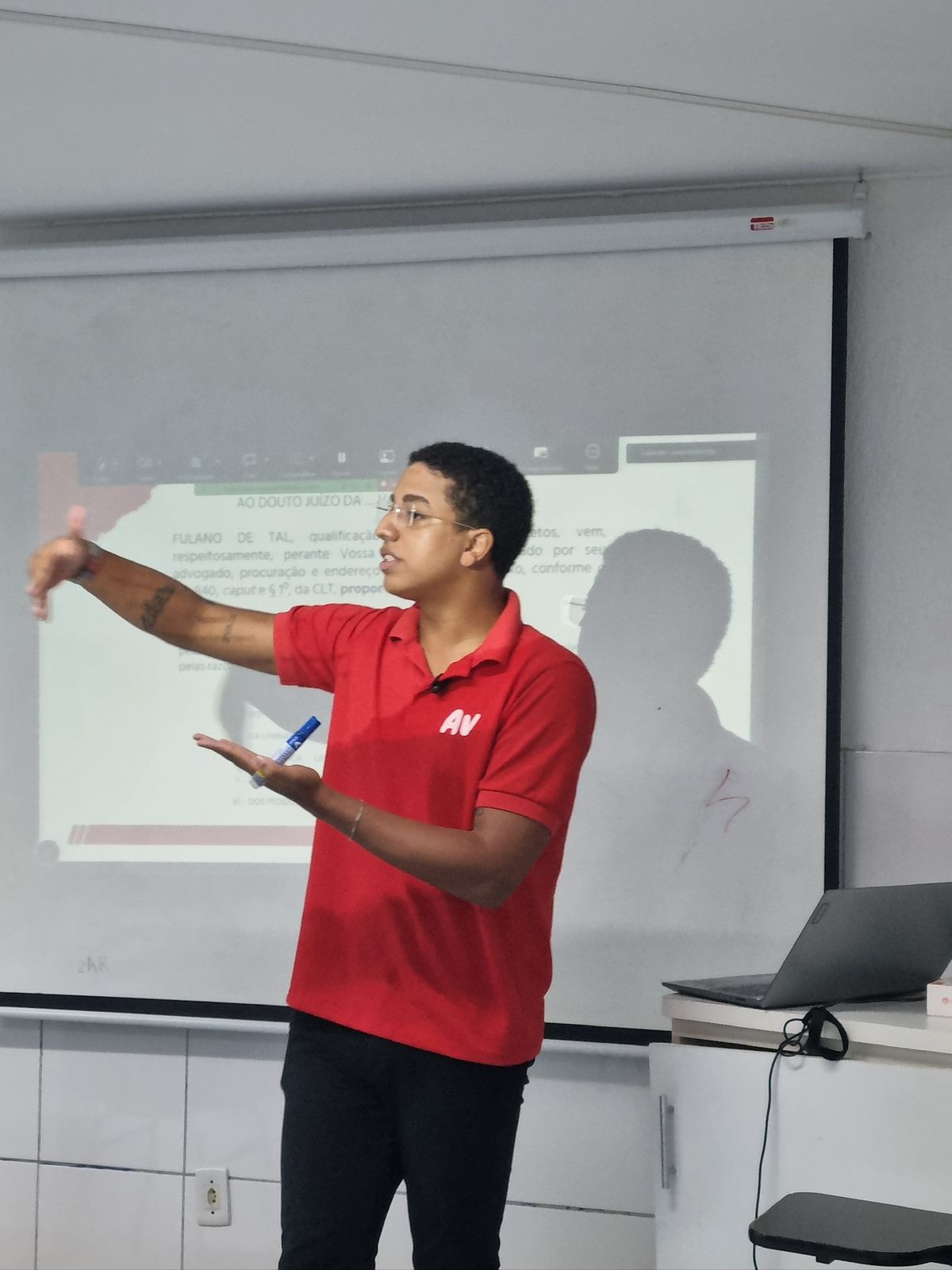 Professor ministrando aula presencial sobre peça trabalhista